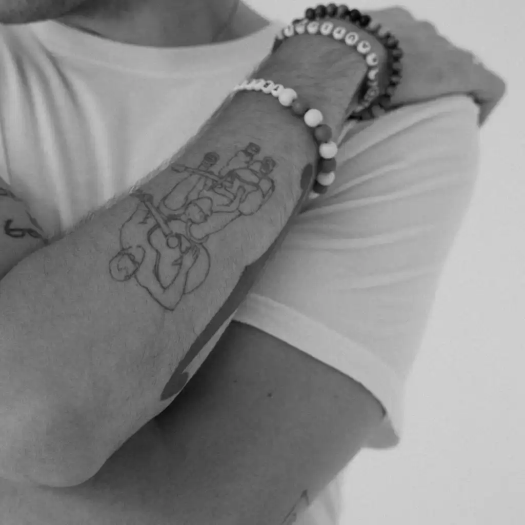 artist-header-image