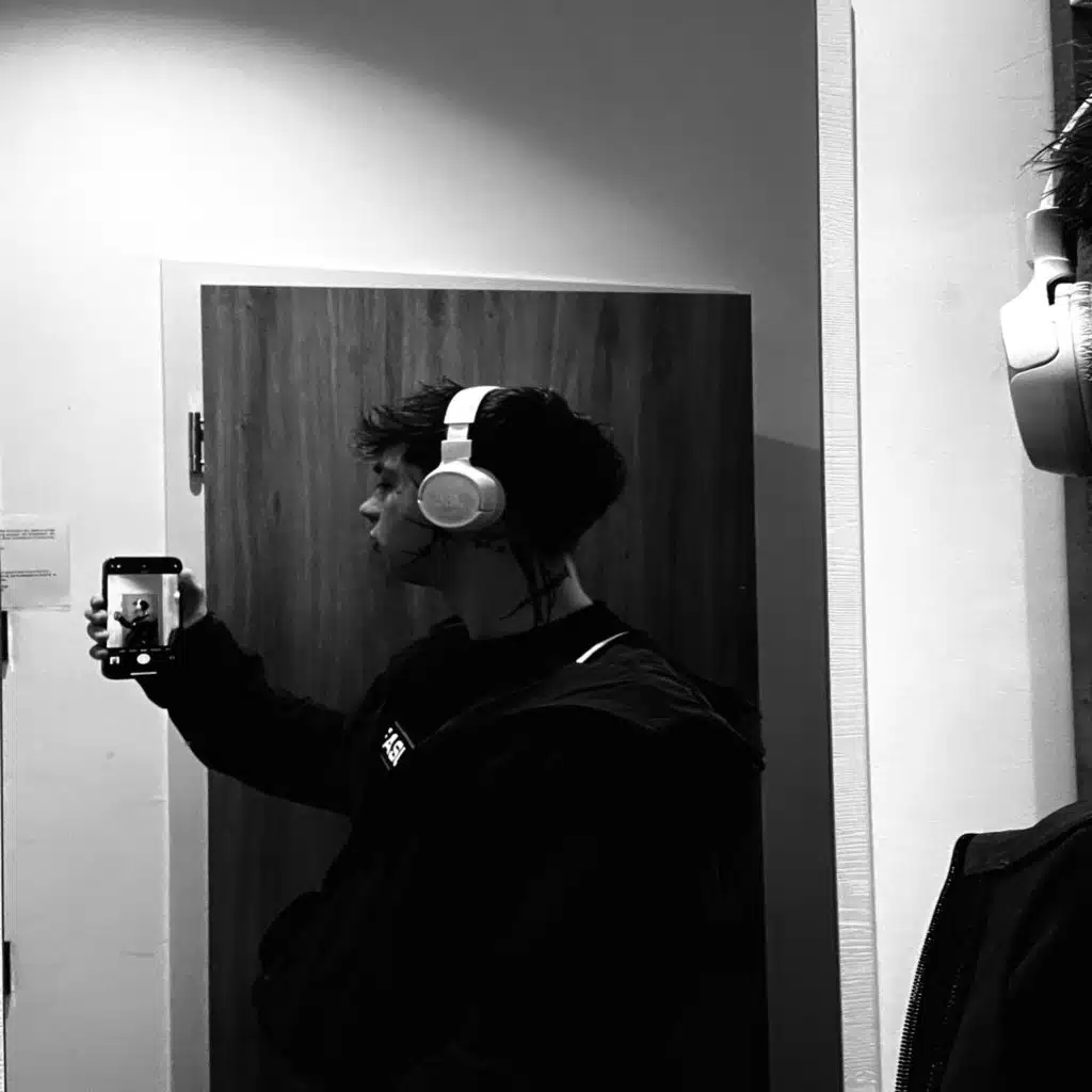 artist-header-image